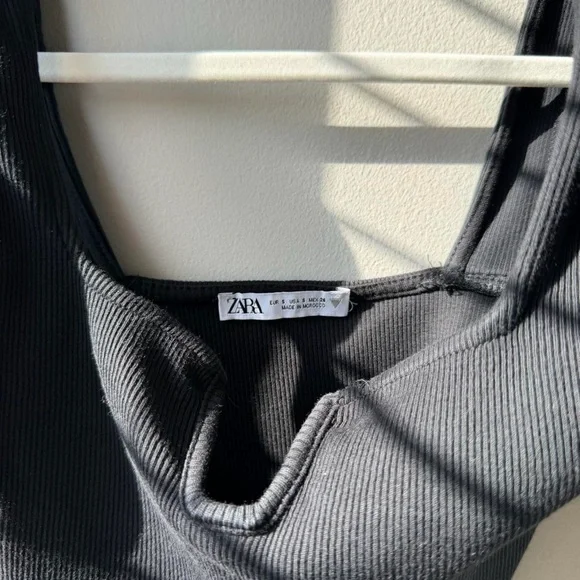 Zara Black Ribbed Notch-Front Crop Tank - Picture 4 of 4
